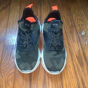 Womens Steve Madden sneakers size 8 LIKE NEW